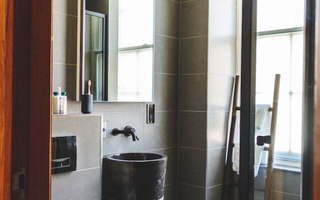 Mono Suites