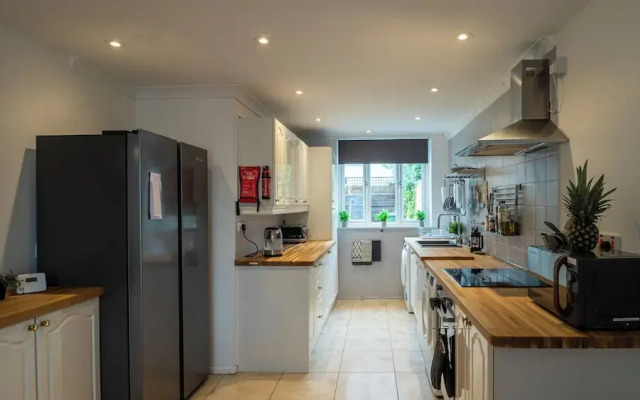 Captivating 3-bed House in London