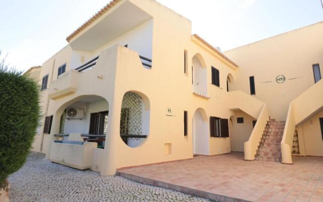 LovelyStay - Cozy 1BR Flat in Alvor with AC and Balcony