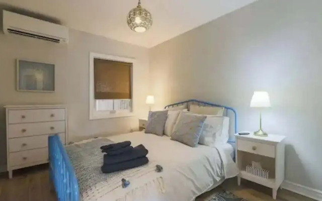 Casa Queen East - Modern 2BR Suite