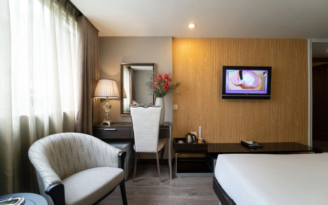 The White Hotel 8A Thai Van Lung