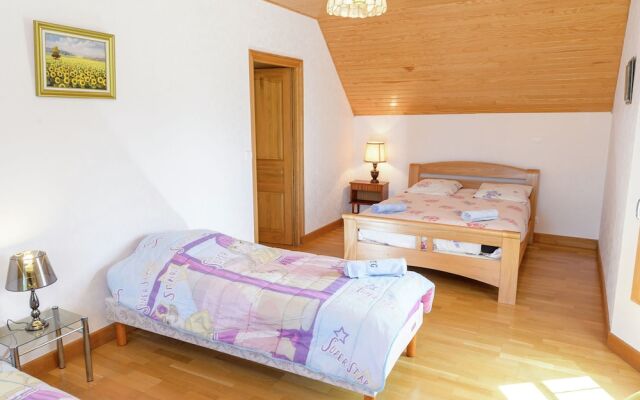 Spacious Villa in Concarneau with Swimming Pool