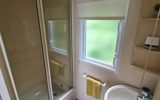 Caravansleeps6-parking-pool-mountain-petsok