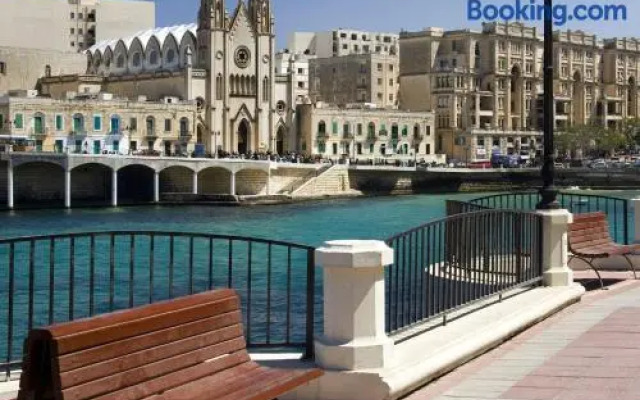 Modern Studio Central Location