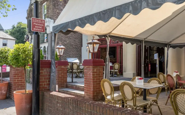 Hazelgrove Apartment | By Huluki Sussex Stays