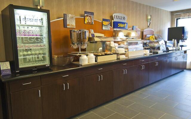 Holiday Inn Express: Pearl
