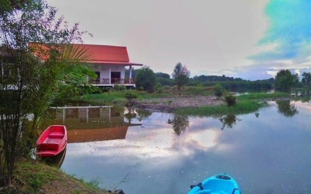 Saeng Tai Amphawa Resort