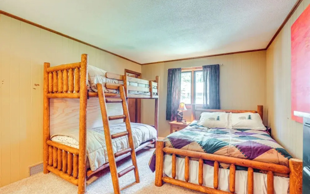 Lake Tomahawk Fall Retreat w/ Foliage & Lake Views