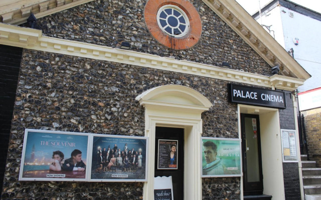 Sea Glimpses with free parking and garden