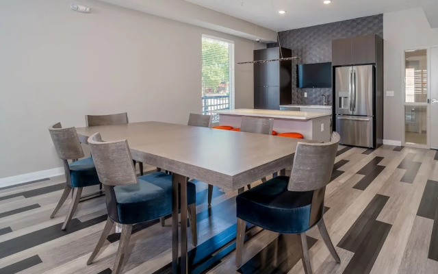 Des Moines Beautiful 2BD 2BA Downtown Apartment