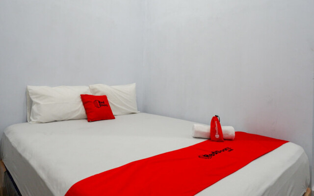 RedDoorz near STIKES Toraja