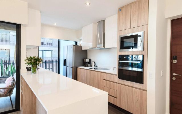 ✶ Maras Residence ✶ LUXURY Rooftop Pool & Grill