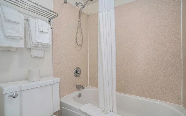 Travelodge by Wyndham Traverse City MI