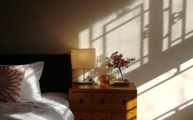 Fly By Knight Courtyard Hotel