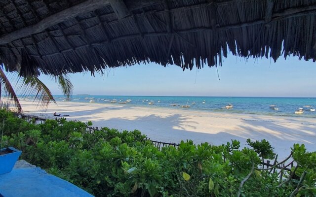 Room in Guest Room - Romantic Room With Access to Beach Ideal for 2 Guests, in Kigomani, Zanzibar