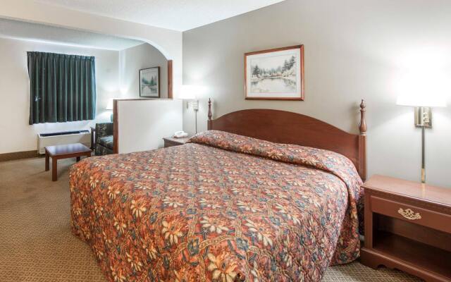 Econo Lodge Inn & Suites Knoxville East