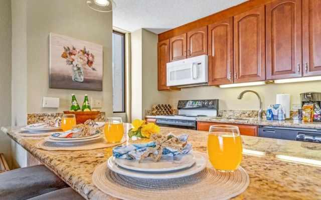 Kaanapali Shores Studio 642 Studio Bedroom Condo by RedAwning