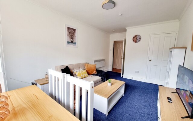 Airy Home with Free Parking in Glasgow
