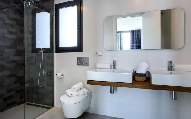Villa Clem in Calp With 4 Bedrooms and 3 Bathrooms