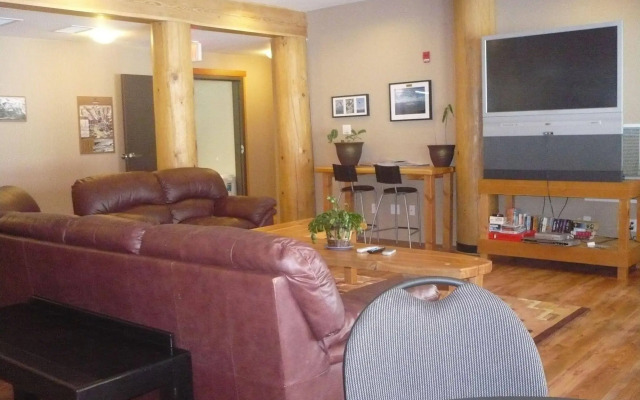 Basecamp Lodge Golden