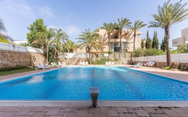 Top Tier Apartment with Swimming Pool