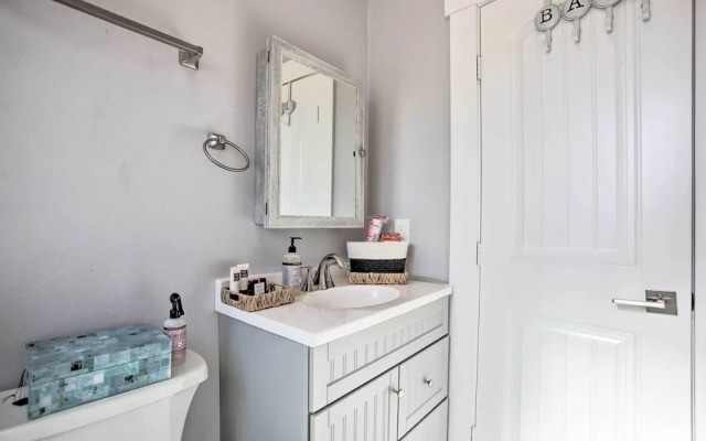 < 2 Mi to Pleasure Pier: Cozy Beach Bungalow