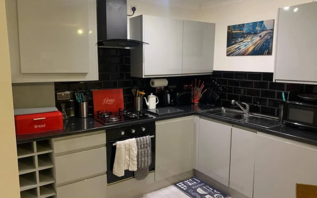 Lovely 2-bed Apartment in Wallasey, Sleeps 4