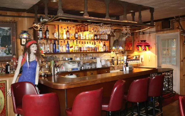 Colonial inn