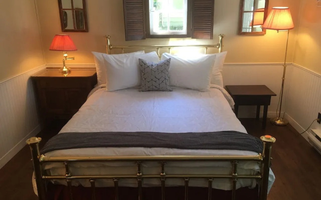 Lakeshore on Salt Spring - фото 4