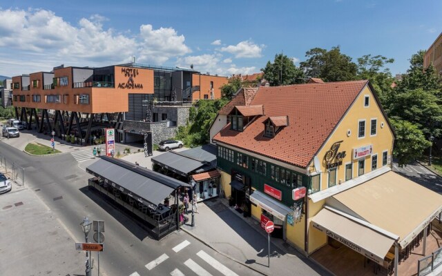 Spacious 2bdr Apartment on Tkalciceva Street
