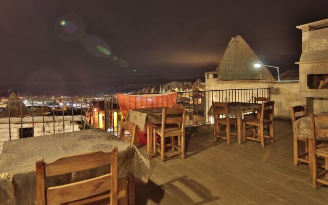 Explorer Cave Hotel