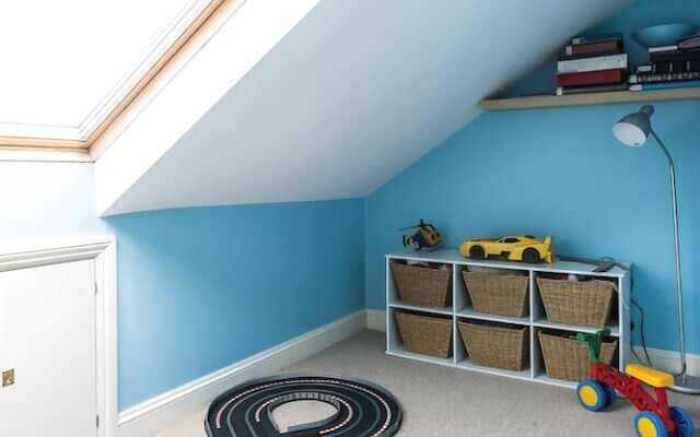 Fabulous 4BR Family Home in East London