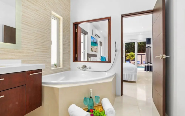 Modern Spacious 4br3ba w Pool Close to Beach