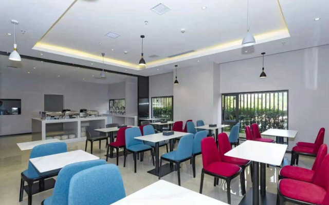 Ziheng Light Luxury Hotel (Guiyang Huaxi District Government University Town)