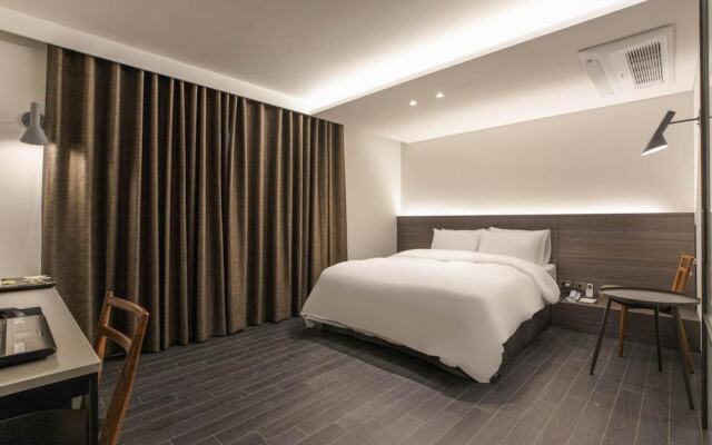 H hotel