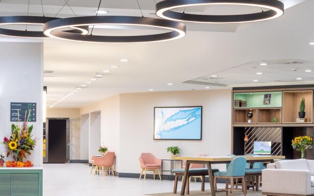 Holiday Inn Long Island-Islip Arpt East by IHG