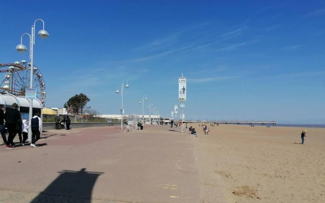 Beach Apartment - Sleeps 4, Garden & Parking