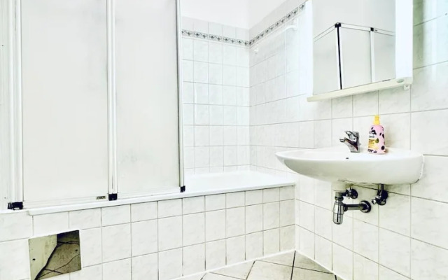 Bright 3BR Appt Steps from FAC Platz