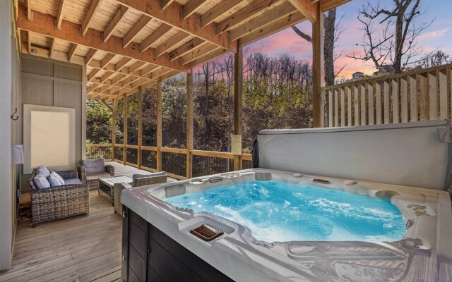 Smokey Treats 5 Bedroom Cabin by RedAwning