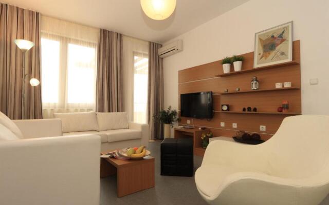 Green Life Pool View Apartment