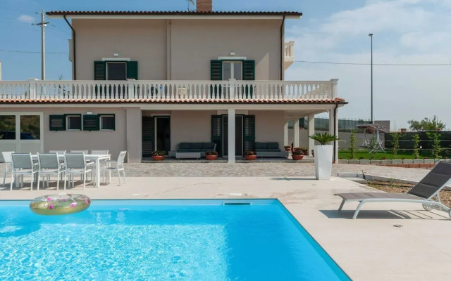 Belvilla by OYO Villa Intera 12 Pax