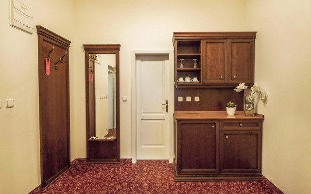 Ontario Hotel Garni