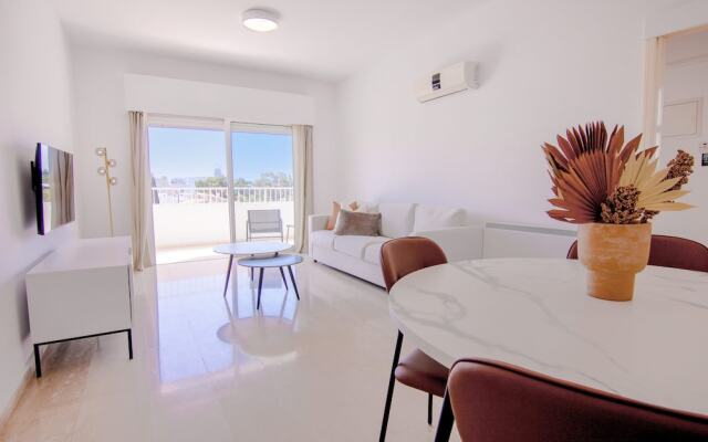 Phaedrus Living: Modern City View Flat Nafi