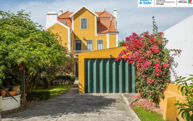 Torreira . Yellow Beach Pavilion