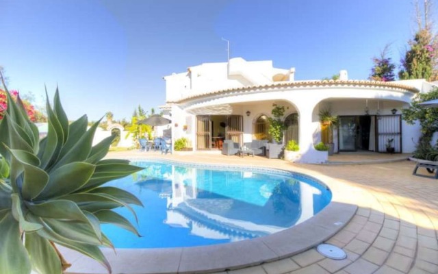 Villa - 4 Bedrooms with Pool and WiFi - 105890