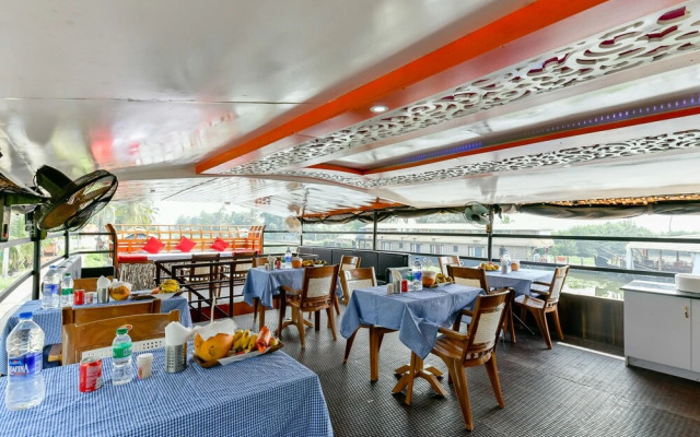 Oyo 24920 Indraprastha Royal Castle Sharing Houseboat