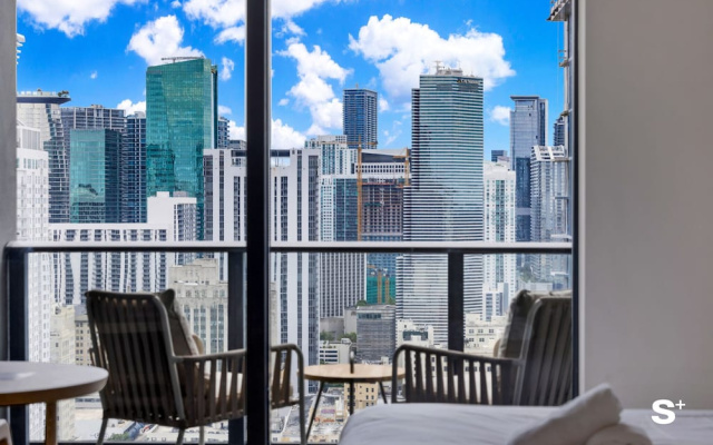 44th-Floor Luxury Condo - Gym & Pool