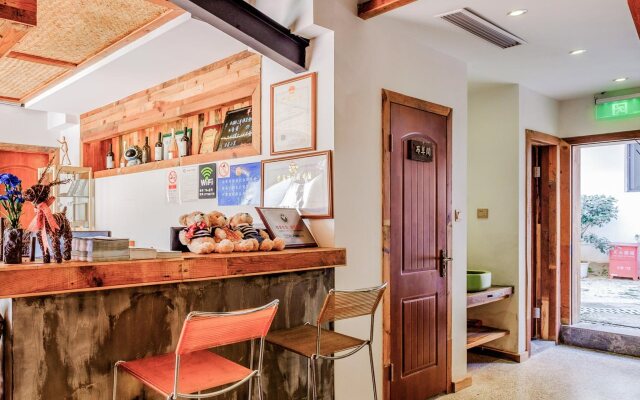 Poke Amber Theme Hostel