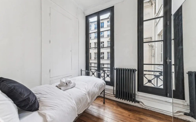 4BR Stylish Stay in the Heart of Marais
