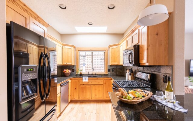 Deschutes by AvantStay Two Story Modern Cabin Only 10-Minutes From DT Bend